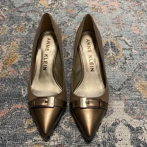 Anne Klein Women’s Size 8 Dress Shoe with Buckle Accent